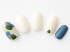 【365日ネイル】トレンドのくすみカラーがアクセント！　ホワイトベースの“ちょい攻め”