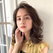 かきあげ前髪✕抜け感の色気が魅力！大人おしゃれなウェーブミディ |