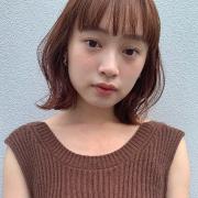 外ハネボブヘアには、こなれ感たっぷりのワイドバングがベストマッチ！ |