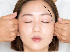 メイクのノリが変わる！ ベースメイクの天才が教える簡単オイルマッサージ |