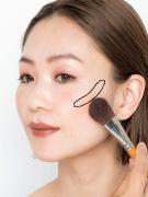 くすみピンク or クリアピンク、あなたに似合うチークカラーはどっち？｜顔立ち別チークの