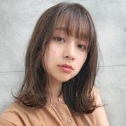         気取りのなさが心地いい、抜け感たっぷりのレイヤーミディスタイル |