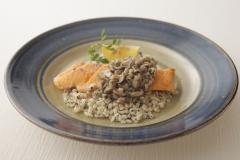 食物繊維たっぷりの魚料理！サーモンのムニエルキノコソース大麦添え|＠ビューティーガー