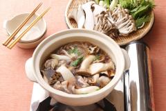 寒い冬におすすめ！たっぷりきのこと豚肉のぽかぽか鍋|＠ビューティーガール