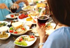 忘年会新年会シーズンに役立つ！ダイエット中の上手なお酒の選び方とは？|＠ビューティー