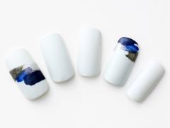 【365日ネイル】ラフな変形ボーダーがアクセント！　クールで大人なホワイトネイル |