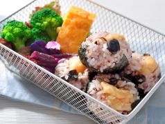 一口サイズで食べやすい！ 十六穀米のてんむすおにぎり|＠ビューティーガール