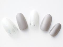 【365日ネイル】寒空の下に映えるクールエレガントなホワイト×グレーネイル |