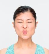 顔ヨガ講師・間々田（ままだ）佳子さんの『1日10秒&times;顔ヨガ』。基本の「くちゃくちゃぱ