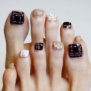         秋冬の足元をシックに！ 大人カジュアルな簡単チェックネイル【ギ☆のセルフネイル