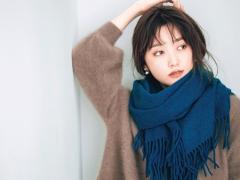 小顔を演出！“ボリュームストール”の巻き方｜華奢な印象をつくるおしゃれテク |