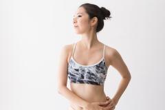 くびれ美人を作るのは1本の「ひも」!? どこでもできるドローインダイエット|＠ビューティー