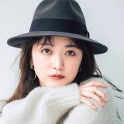 小顔にみえる秋冬ファッションとは？レイヤーコーデ、つばつき帽子、ボリュームスリーブ