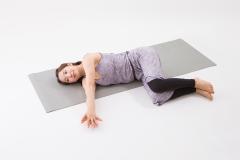 ぽっこりお腹もすっきり！ 腸を刺激＆ゆるめて便秘解消にも効果的にヨガポーズ|＠ビューテ