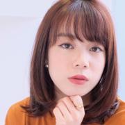 肩でスウィングするローレイヤーヘア。透け前髪とのコンビで今年顔のミディ |