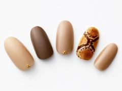 【365日ネイル】旬のスネーク柄でクラスアップ！　エレガントなブラウンベージュネイル