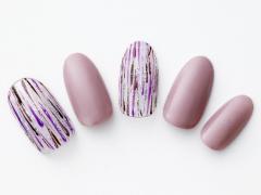 【365日ネイル】秋雨を思わせる縦ラインアートがエレガント…大人に色気のあるモーブネイ