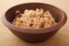 【食物繊維を摂ろう】ほのかなピンクもち麦とキノコの炊き込みご飯|＠ビューティーガール