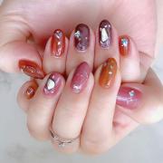 秋冬は深みのある色にチェンジ！濃厚な「こっくりカラーネイル」見本帳 -