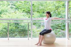 自宅で簡単にできる！バランスボールで体幹を鍛えてダイエット【お腹、脚痩せ効果も】|＠