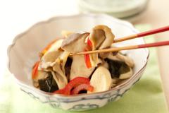 酢と生姜の力と食物繊維たっぷりの『きのこ達とわかめの炒め酢のもの』|＠ビューティーガ