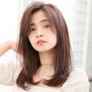 ふんわりロングは、うざバングと“おくれ毛”で色っぽヘアに｜毛先ワンカールでOK |