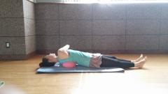 簡単!  寝ながらストレッチで、即効背中痩せ！|＠ビューティーガール