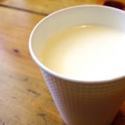 人気沸騰中のアーモンドミルクが牛乳や豆乳に取って代わるかもしれない | ビューティーガ