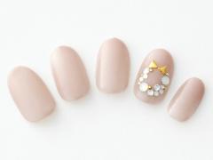 【365日ネイル】大人な甘さでイヴを楽しむ…リースモチーフのスモーキーピンクネイル |