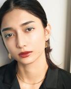 SUQQUの単色グレーアイシャドウで洗練されたゆるモード顔に変身！ |