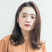 【大人のヘアスタイル】上質感も若見せも叶う、外ハネニュアンスの艶っぽミディアム |
