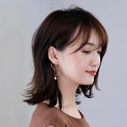 透け感前髪＋シャレ感のある上品な外ハネミディで、カジュアルでも華やかに |