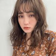 お出かけが待ち遠しくなる、抜け感たっぷりの小顔レイヤーミディアム |