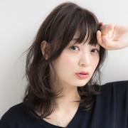 セミディは前髪あり×ゆるウェーブで！ふわりとした抜け感が魅力 |