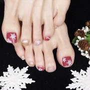 手描きの雪の結晶で大人可愛く！ 王道カラーが映えるクリスマスフットネイル【ギ☆のセル