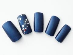 【365日ネイル】冬らしい空気感に寄せて…寒さを楽しむエレガントなネイビーネイル |