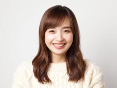 クリップふたつで髪の広がりを押さえながら縦長ラインを作ってエレガントなまとめ髪風に