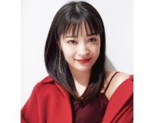広瀬すずさん「リップは深い赤とかベージュをラフに塗るのが好き」｜冬に楽しみたいメイ