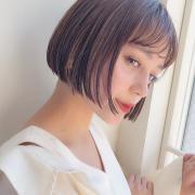 今すぐ美人になれる、前下がりラインの小顔ストレートボブ |