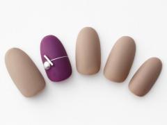 【365日ネイル】パープルのアクセントとマットコートで魅了…女っぷりの上がるモカベージ