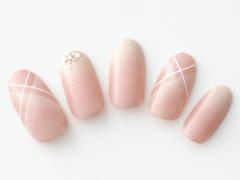 【365日ネイル】粉雪トッピングで大人な甘さを…冬の装いのベビーピンクネイル |