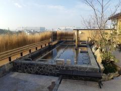 「成田空港温泉空の湯」飛び立つ航空機を眺める露天風呂を完備