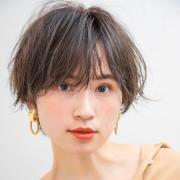 長め前髪の美シルエットショートは、外ハネでこなれ感アップ |