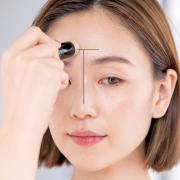 ハイライトとツヤで若々しい印象に！ 美容賢者たちの“仕込み”眉間メイクアップ術 |