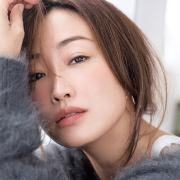 神崎恵さん流 大人の冬メイクは“ヌーディな目元×クリームチーク”がポイント【美的GRAN
