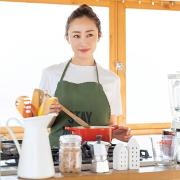 神崎恵さん 「家の中では座らない止まらない」心も体もあったまる“温活”テクを大公開！