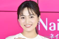川口春奈、コーラルピンクとヘルシー艶肌で魅せるナチュラルメイク＜ヘアメイク・ファッ