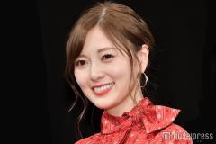 乃木坂46白石麻衣、赤を上手に使いこなすコツとは？リップとファッションの関係性に注目＜