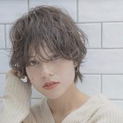パーマ＆ウェット感で美人顔に。しゃれ感のあるマッシュショート |