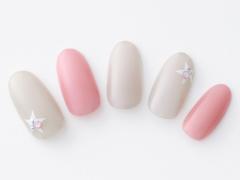【365日ネイル】淡いトーンでさりげなく…“ちょい”ポップな星アートネイル |